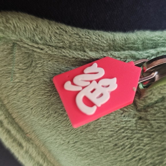 Peas in a Pod Molded Sling Bag Fanny Pack Green Plush Crossbody NWOT Adjustable - Picture 7 of 12